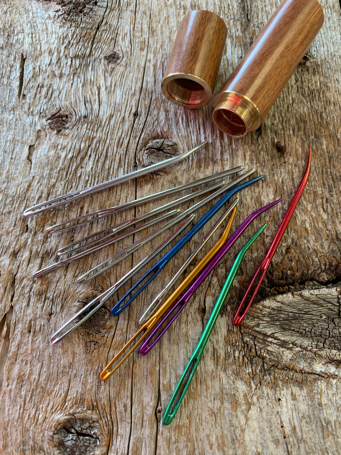 12 Aiguilles à laine dans contenant de bois vissable