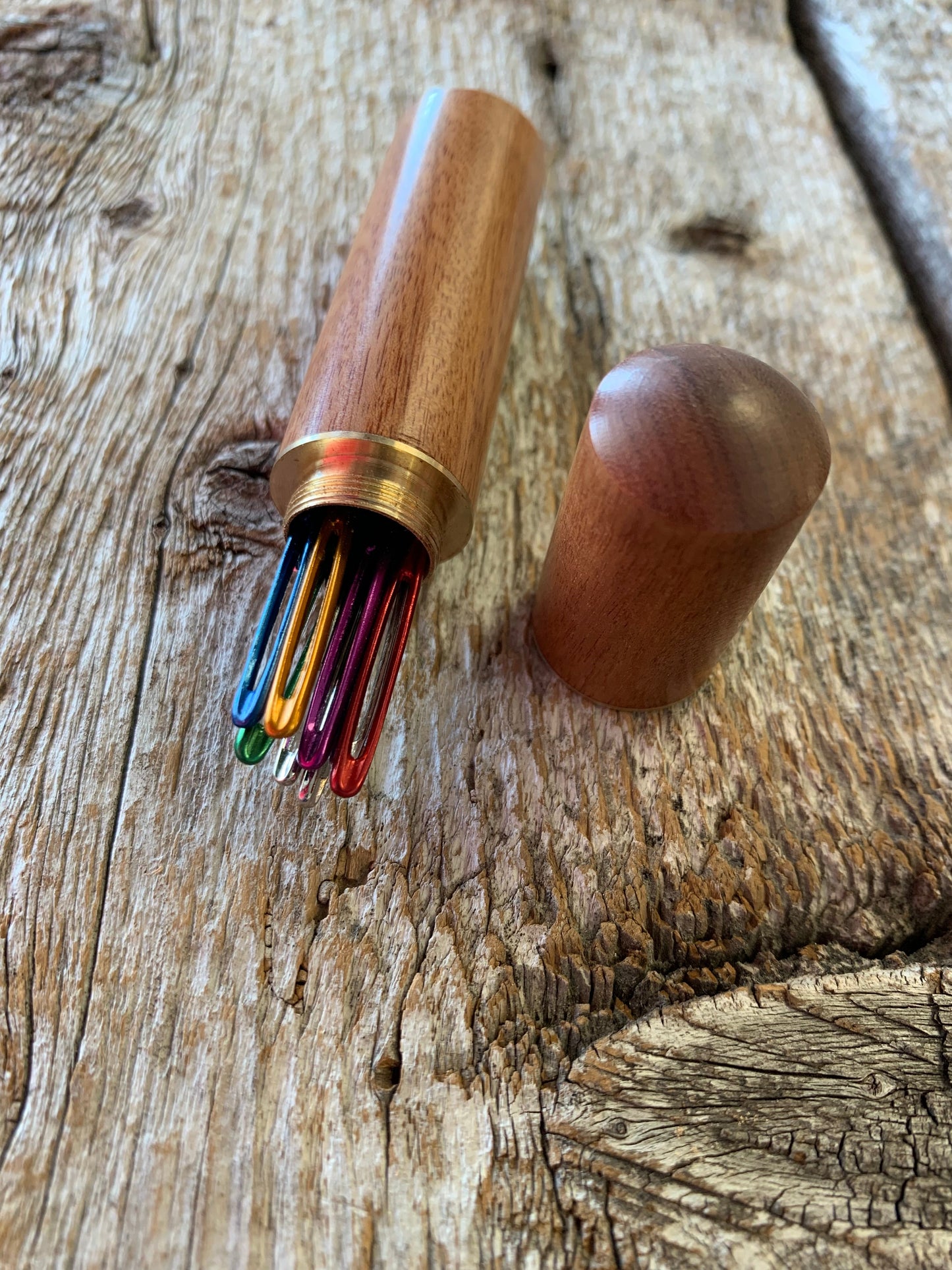 12 Aiguilles à laine dans contenant de bois vissable