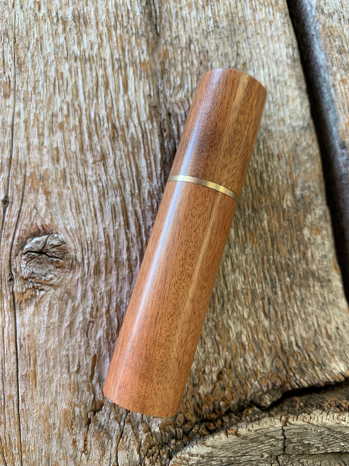 12 Aiguilles à laine dans contenant de bois vissable