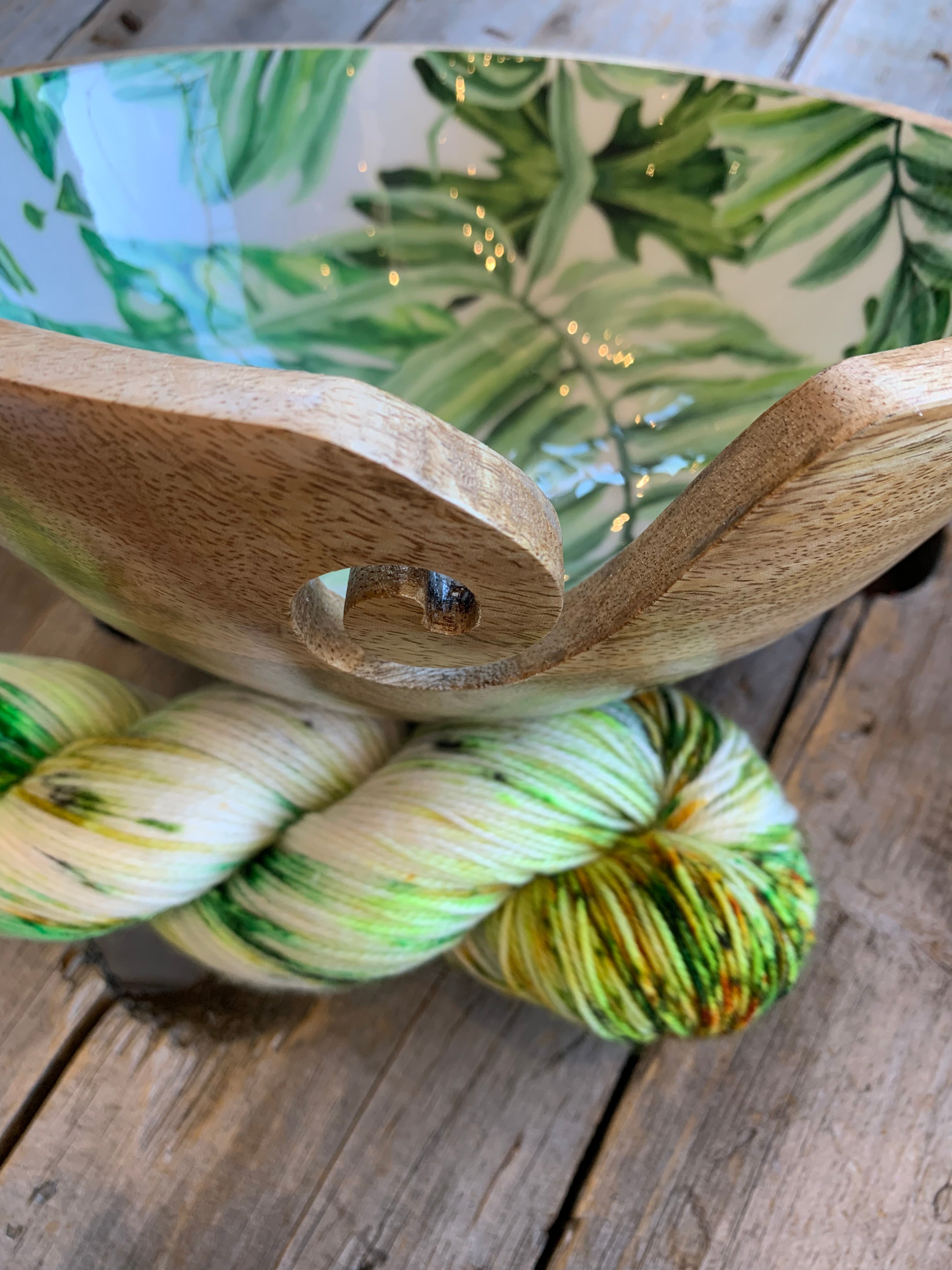 Bols à laine en bois avec motif de feuillage / Wood yarn bowl with leaf design