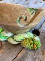Charger l&#39;image dans la galerie, Bols à laine en bois avec motif de feuillage / Wood yarn bowl with leaf design
