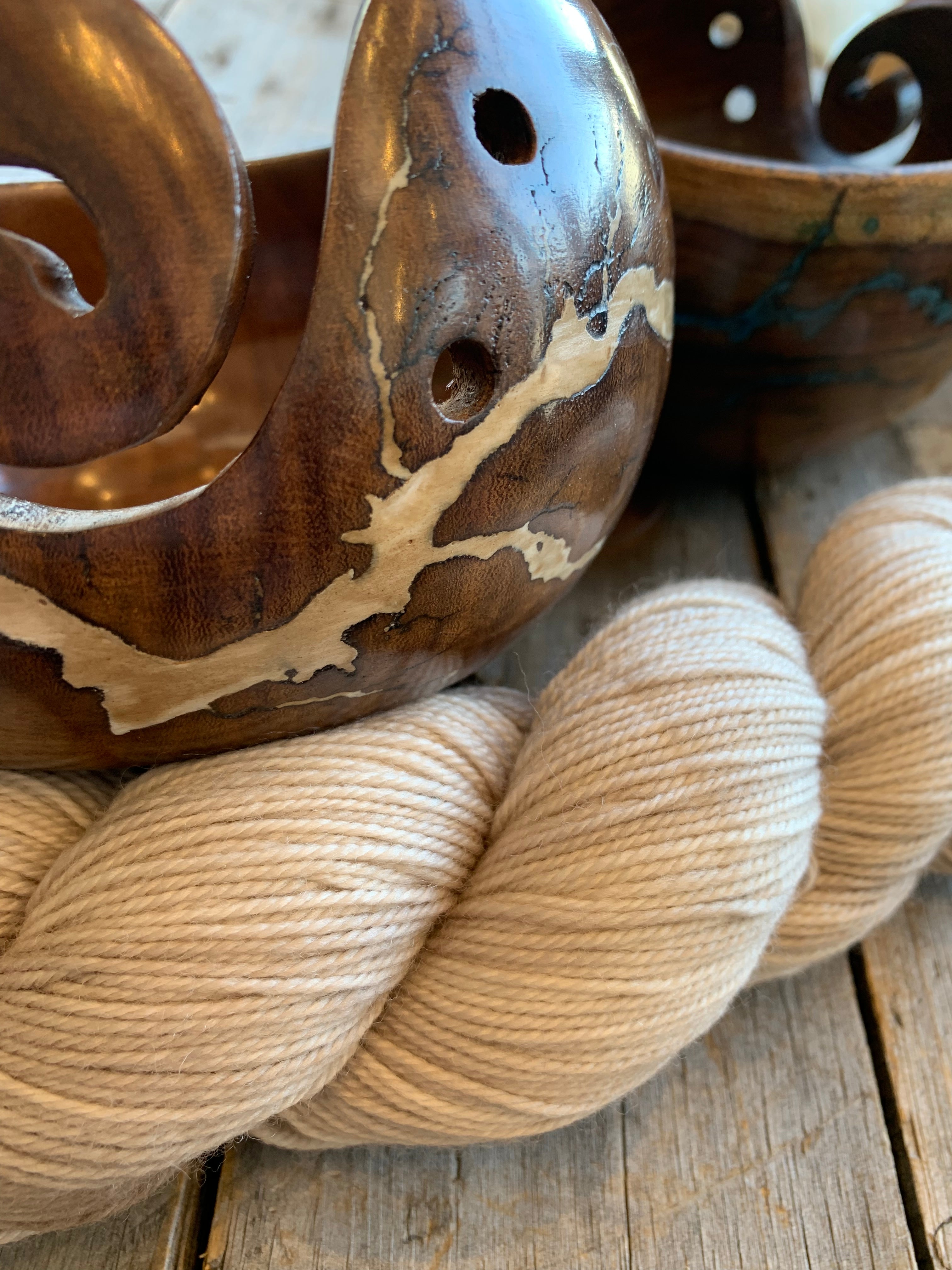 Bols à laine en bois avec insertion de résine / Wood yarn bowl with resin Inlay