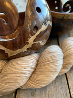Charger l&#39;image dans la galerie, Bols à laine en bois avec insertion de résine / Wood yarn bowl with resin Inlay
